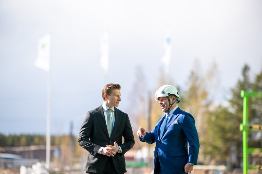 Antti Häkkänen ja Perttu Liukku Tenelin Kouvolan tehtaalla.