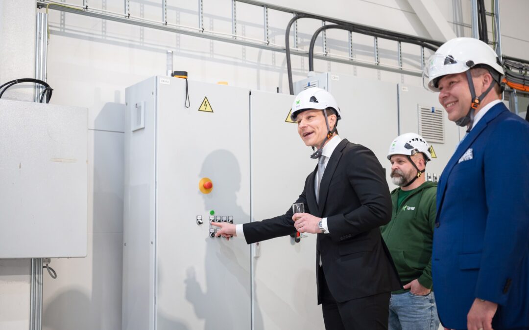 Puolustusministeri Antti Häkkänen ajoi TenelShelterin betonielementin valmiiksi paikalleen odottamaan uuniin pääsemistä. Toimitusta seurasivat Avain Yhtiöiden toimitusjohtaja Perttu Liukku ja Tenel Oy:n toimitusjohtaja Jani Julin.